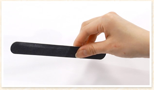 エメリーボードの持ち方は、親指、人差し指、中指の3本でエメリーボードの端を持ちます