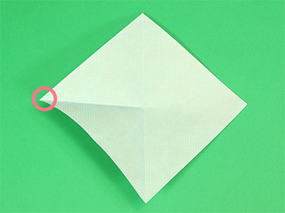 反対も三角に折り、半分だけ折り筋をつけて、開きます。