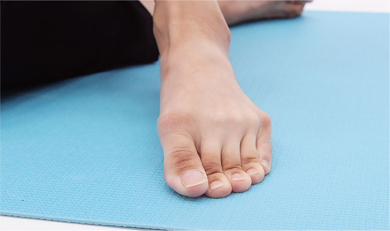 指の第一関節を床から離さず、指の腹で床を押す感覚を残して、中足趾節関節と土踏まずを起こして自分の方に引き寄せていきます