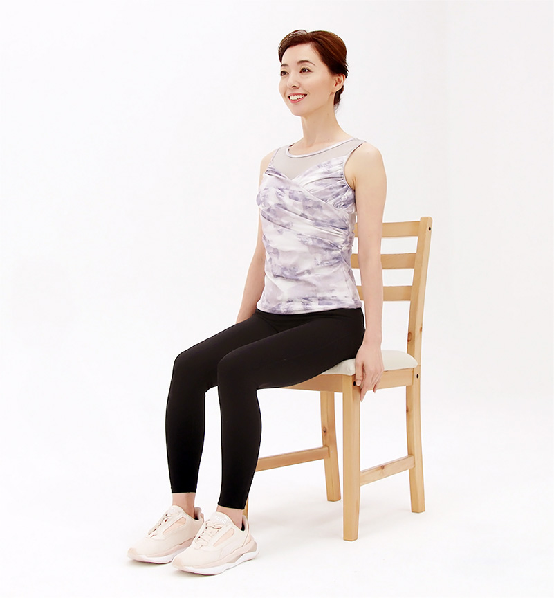 椅子に座って骨盤を立て、左右の座骨に均等に体重を乗せます